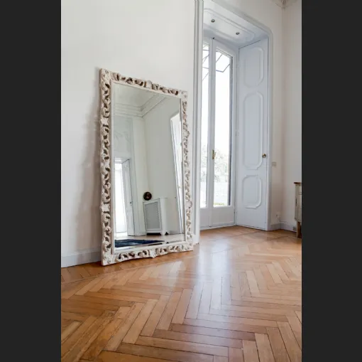 Specchio ampio Agrip con cornice floreale in legno laccato Bianco opaco di Tonin Casa