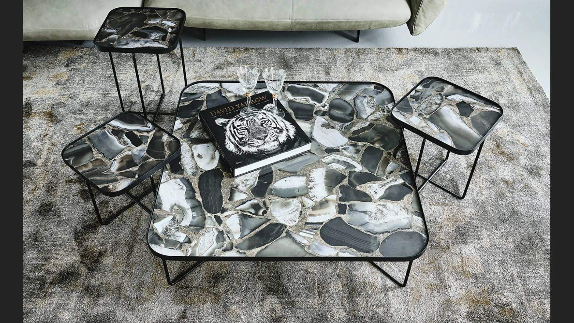 Tavolino in acciaio goffrato e piano in ceramica Benny Keramik di Cattelan Italia