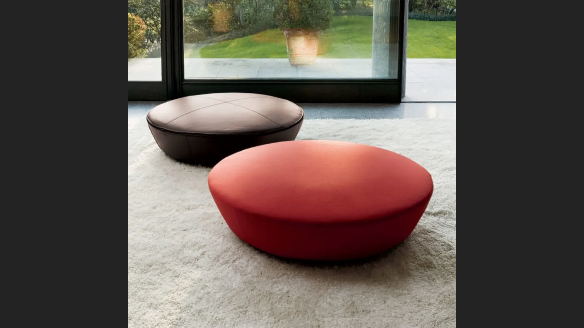 Pouf Cake in tessuto dalla forma arrotondata di Swan