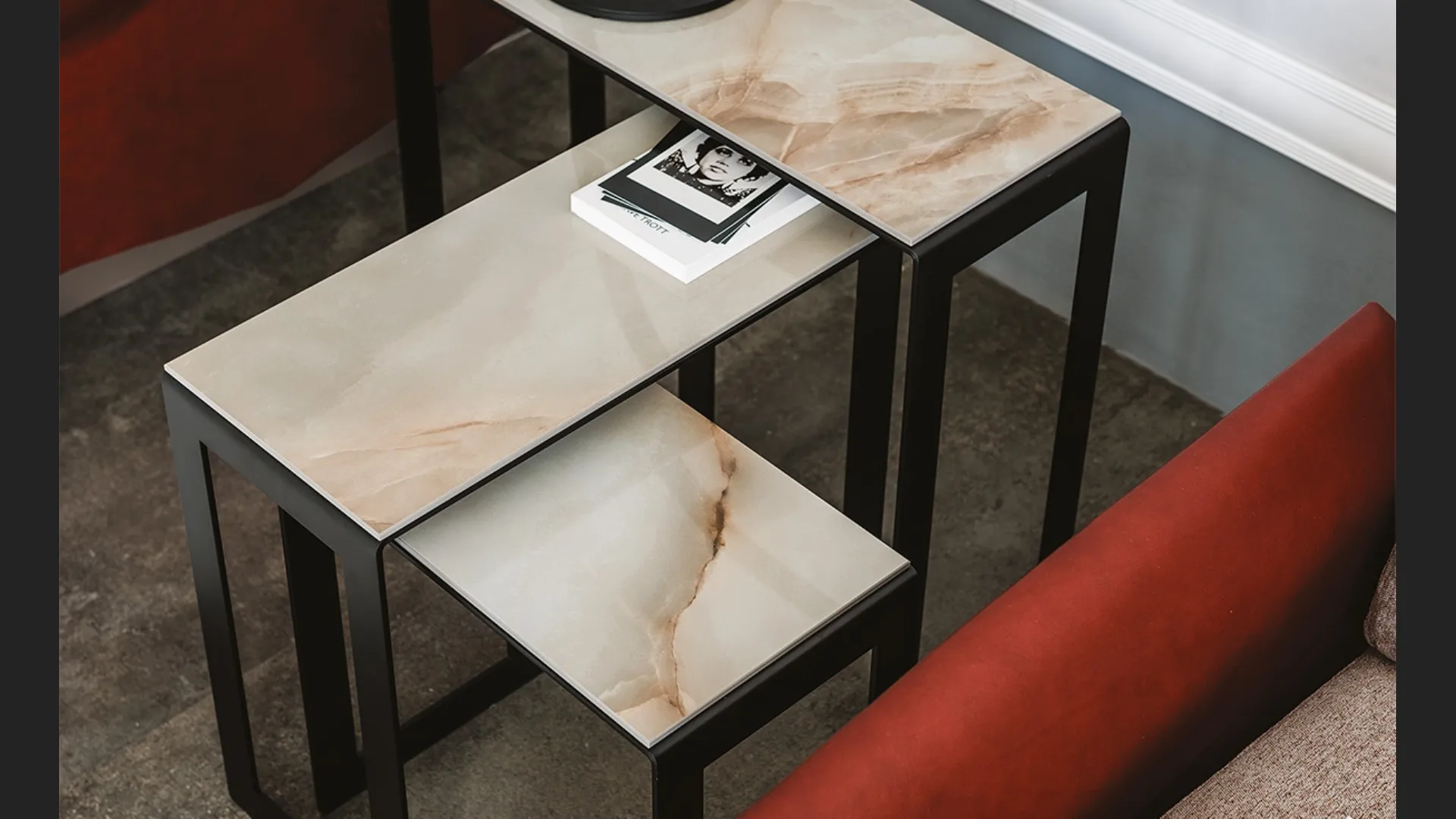 Tavolini con piano in ceramica effetto marmo Kitano di Cattelan Italia