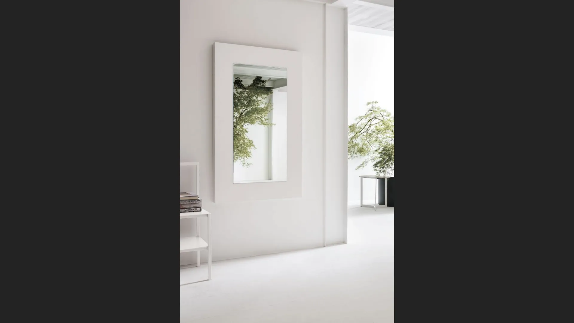 Specchio Dolcevita con cornice in legno laccato poro aperto bianco gesso di Tomasella