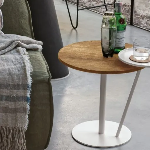 Tavolino Eclisse in materico rovere carbone e laccato opaco bianco gesso di Tomasella