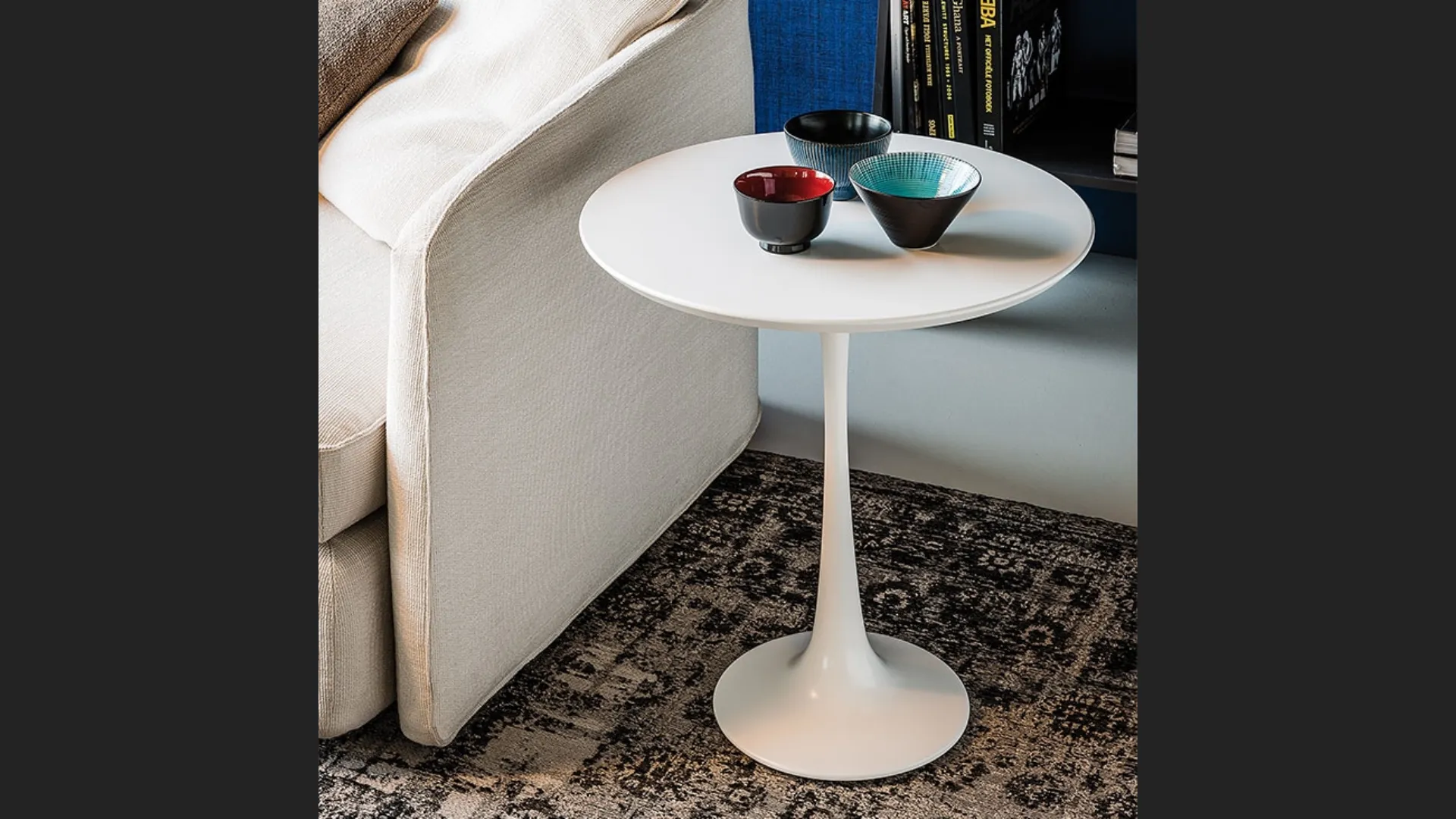 Tavolino con base in poliuretano Hugo di Cattelan Italia
