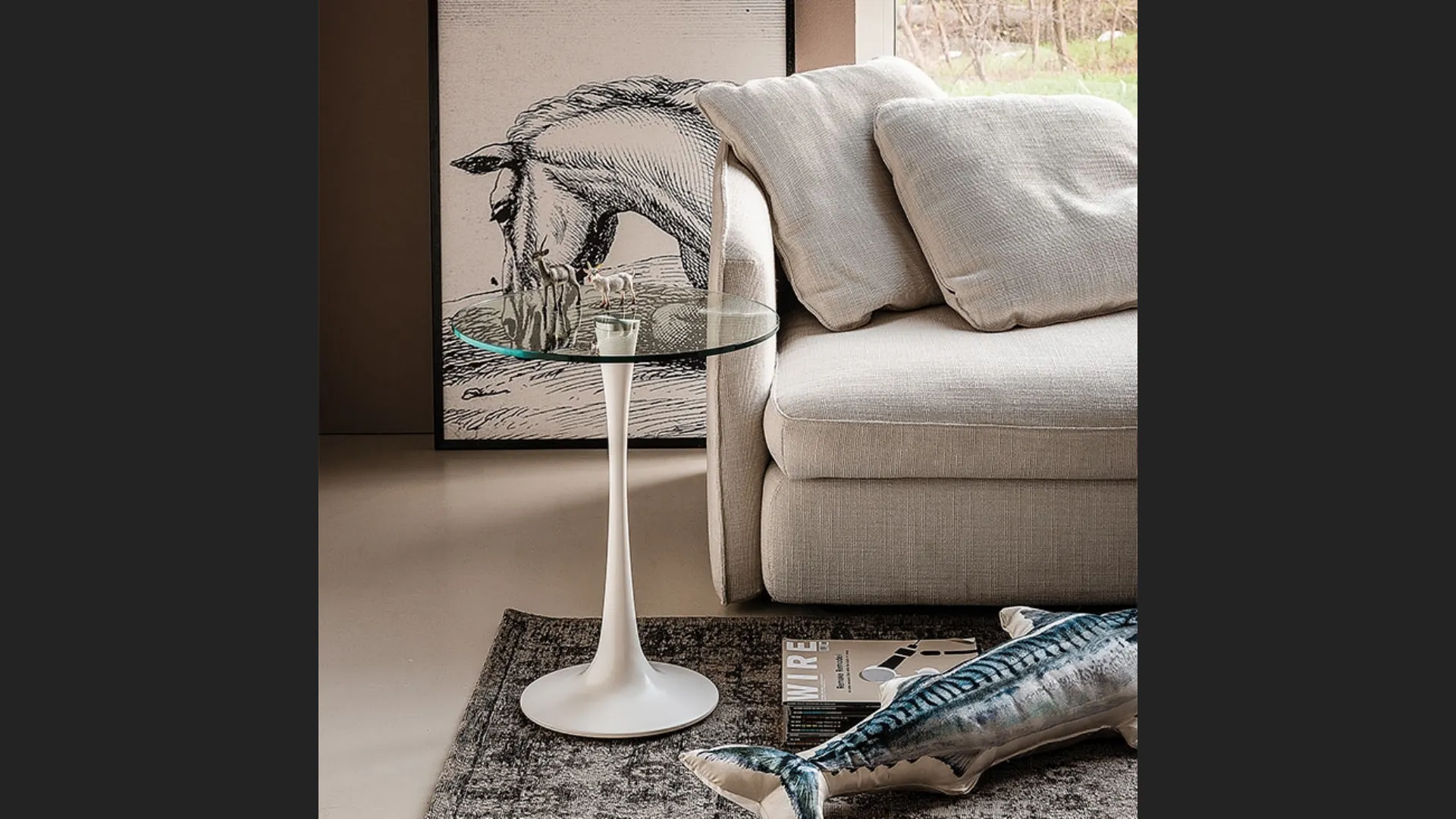 Tavolino con base in poliuretano e piano in vetro Hugo di Cattelan Italia