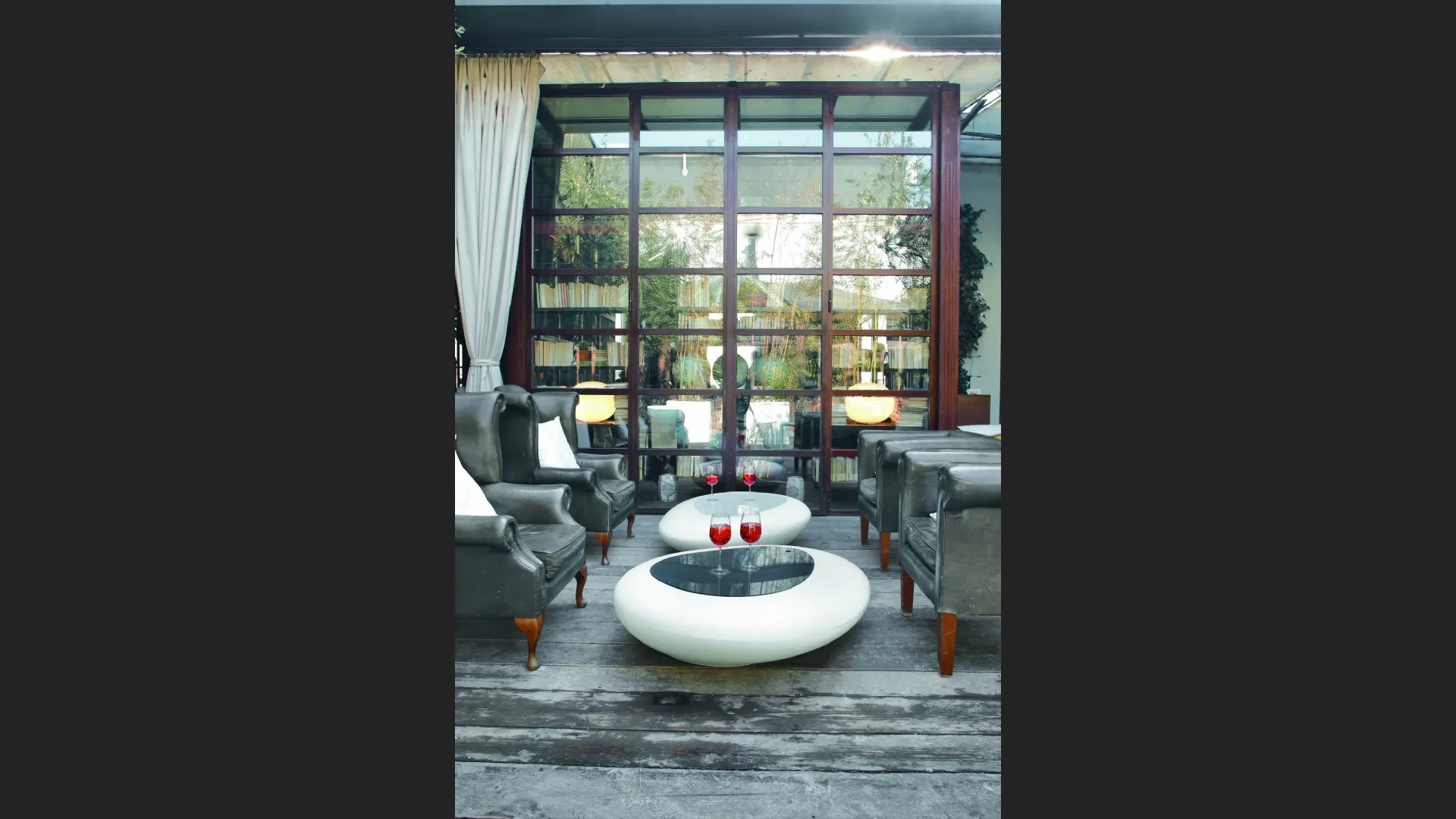 Tavolino di design Kos in polietilene con top in plexiglass di Tonin Casa