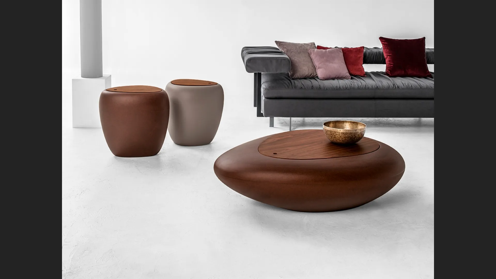 Tavolino di design Kos in polietilene con top in legno di Tonin Casa