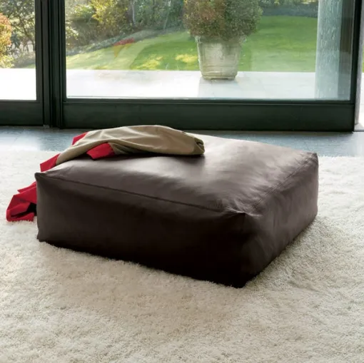 Pouf imbottito rivestito in pelle Mousse di Swan