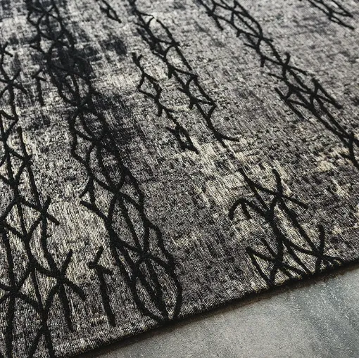 Tappeto Mumbai grigio e nero tessuto in cotone e ciniglia a rilievo di Cattelan Italia