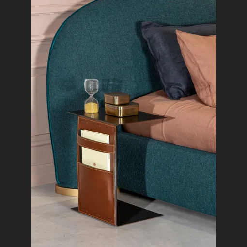Tavolino Opus in metallo verniciato con rivestimento in cuoio con tasche di Tonin Casa
