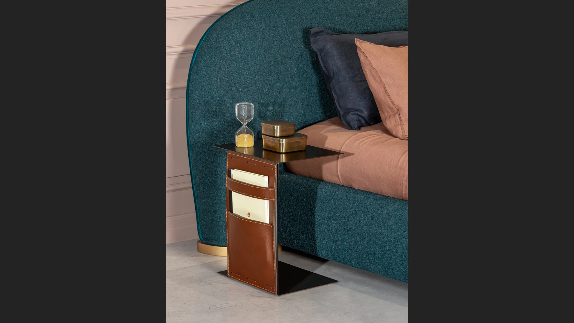 Tavolino Opus in metallo verniciato con rivestimento in cuoio con tasche di Tonin Casa