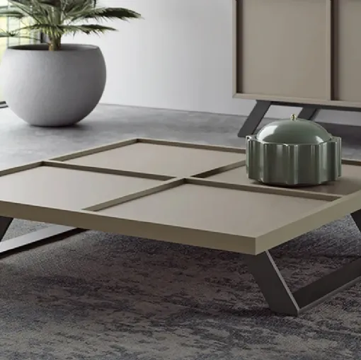 Tavolino in legno laccato con base in metallo Otis di Doimo Salotti