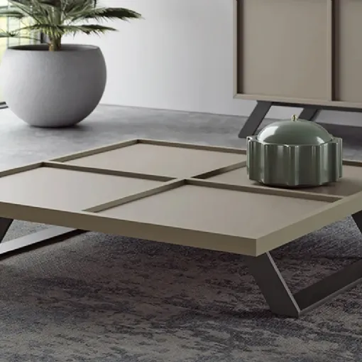 Tavolino in laccato opaco con base in metallo Otis di Doimo Salotti