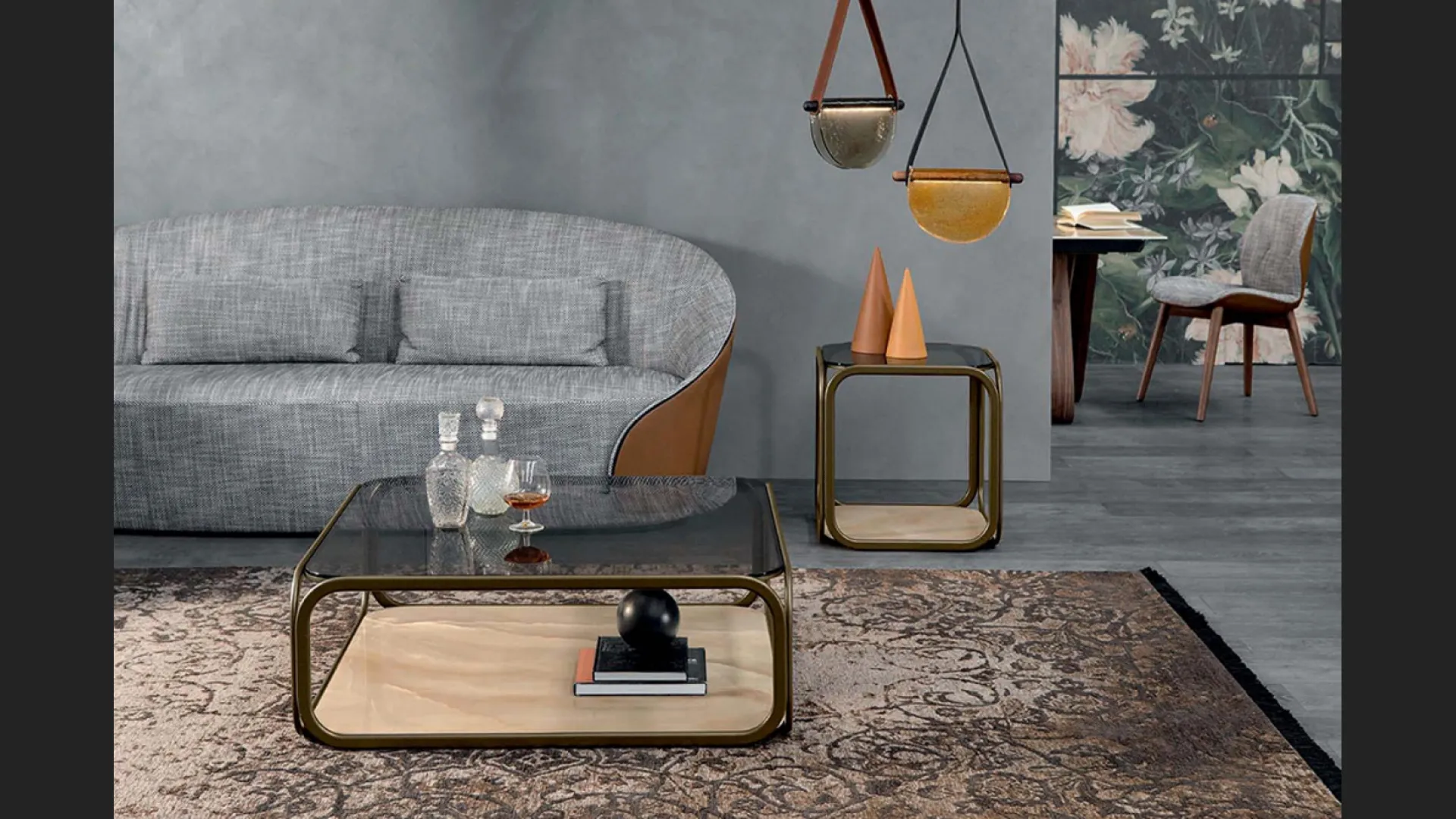Tavolino con top in vetro, struttura in metallo bronzato e piano della base in grès porcellanato Onice Ambra Remind di Tonin Casa