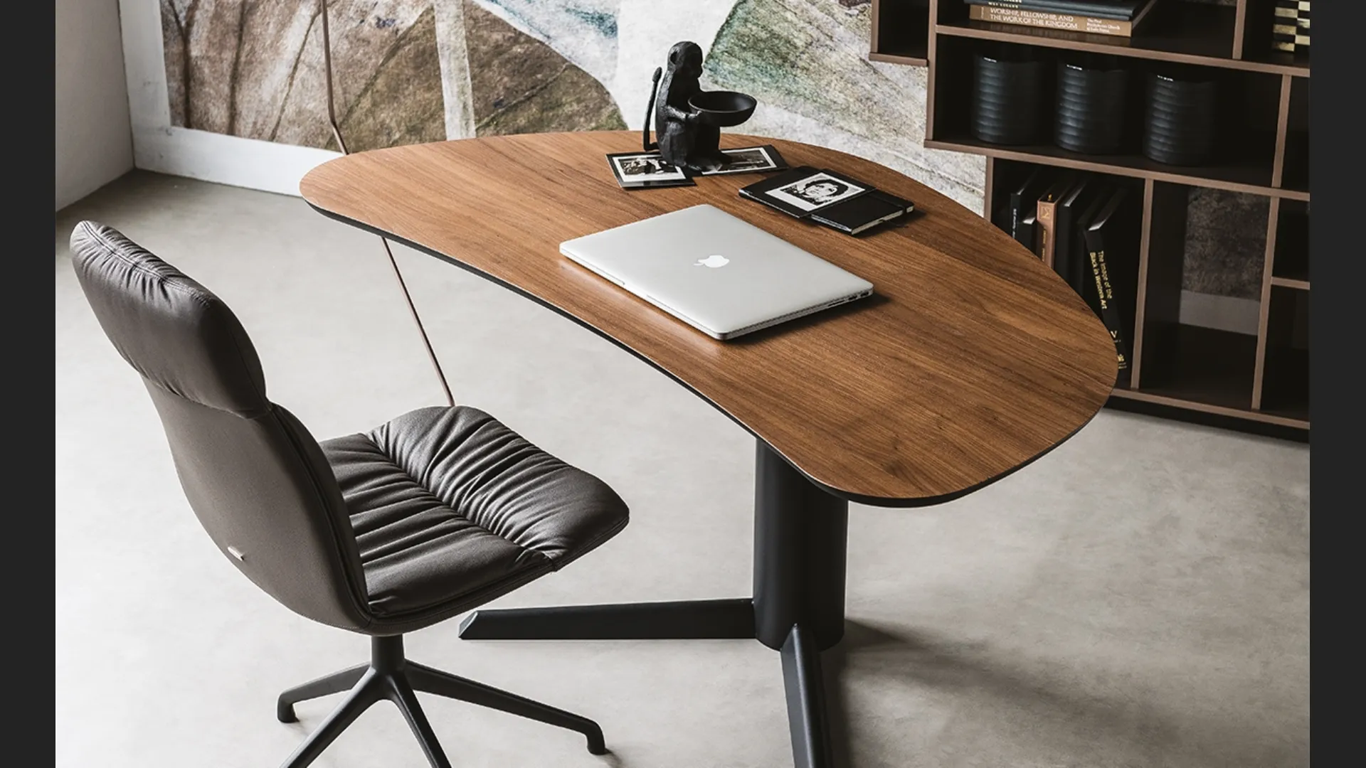 Scrittoio Malibù con base in acciaio verniciato goffrato e piano in Noce Canaletto di Cattelan Italia