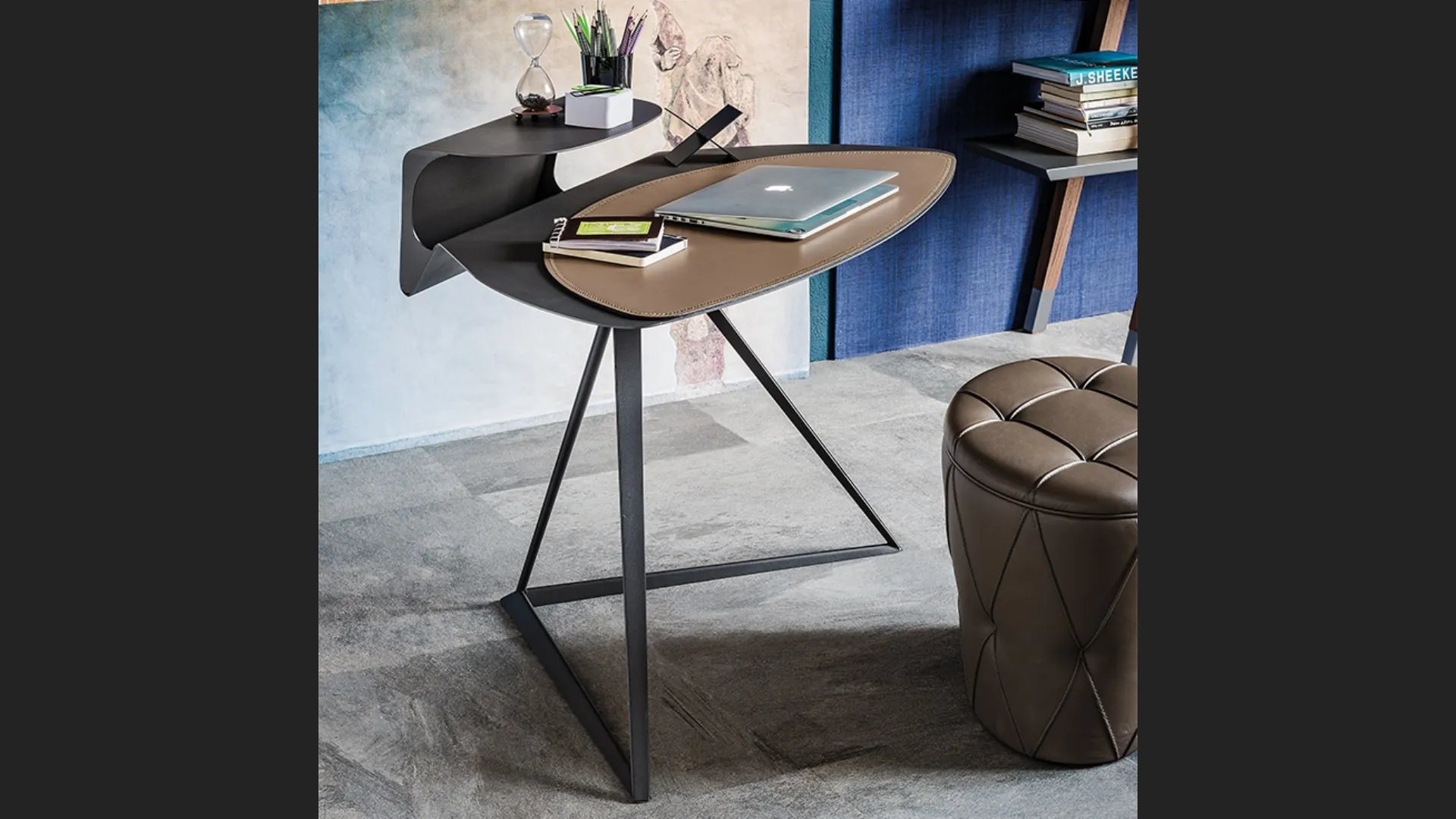 Scrittoio Storm con struttura e piano in acciaio verniciato goffrato e PAD in cuoio di Cattelan Italia