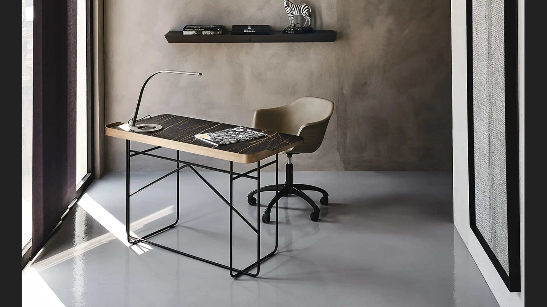 Scrittoio Wolf Keramik con piano in ceramica Marmi e base in acciaio di Cattelan Italia