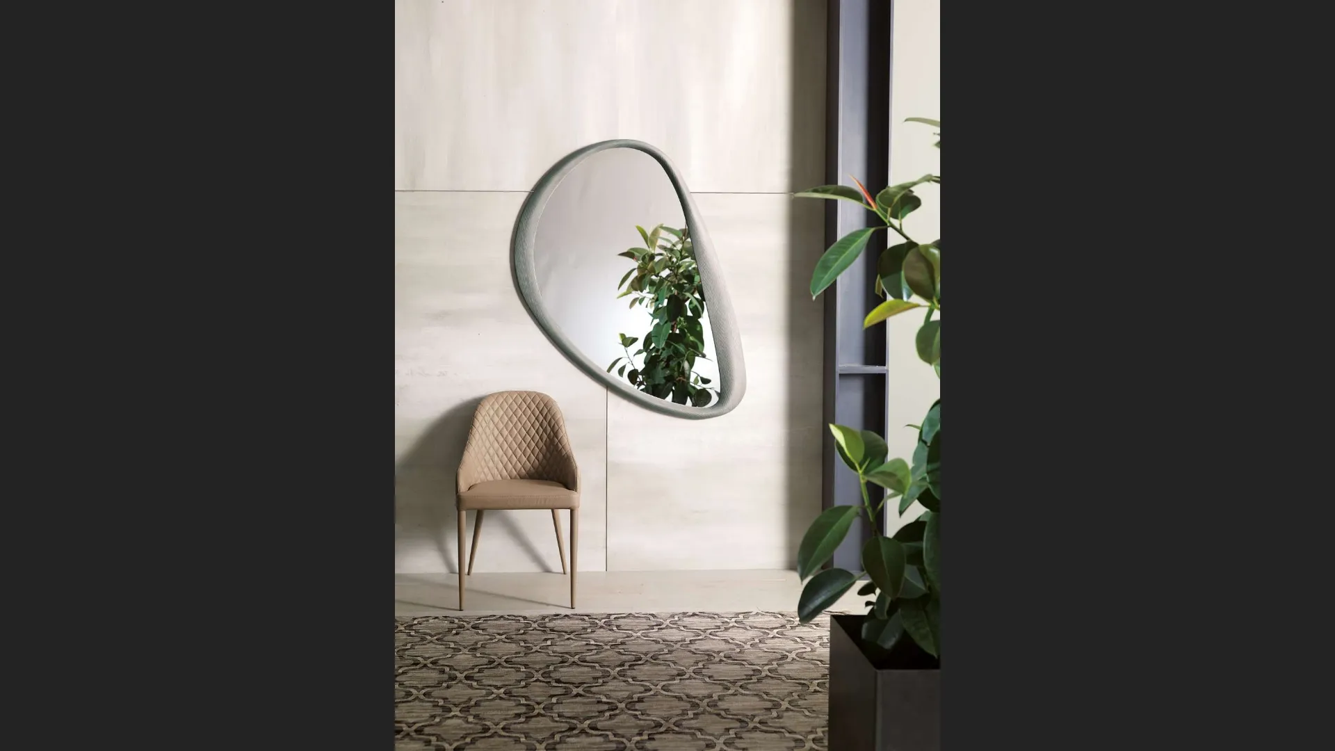 Specchio sagomato Soho con cornice in pelle di Ozzio