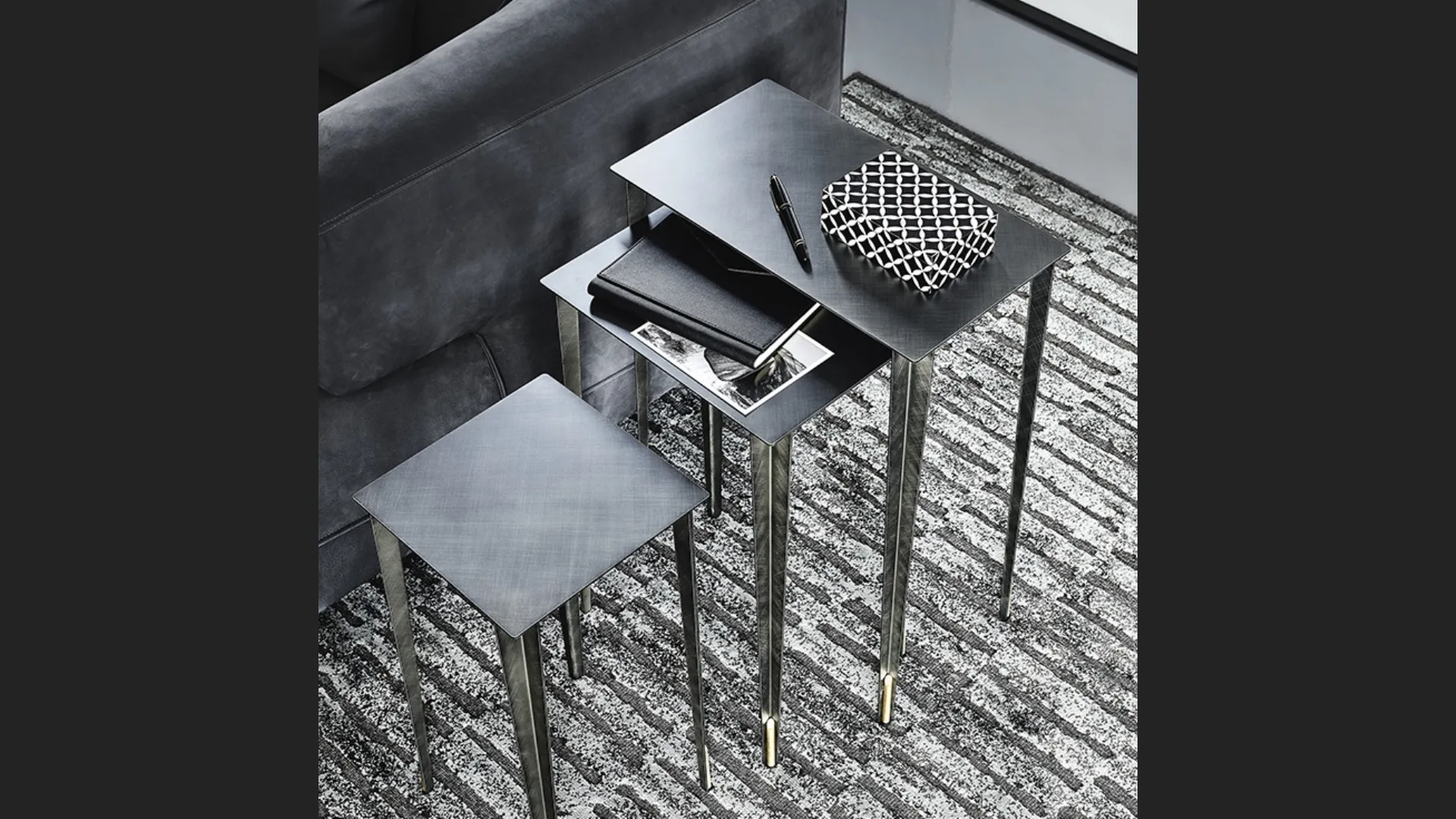 Tavolino Brushed Grey con parti in ottone Spillo di Cattelan Italia