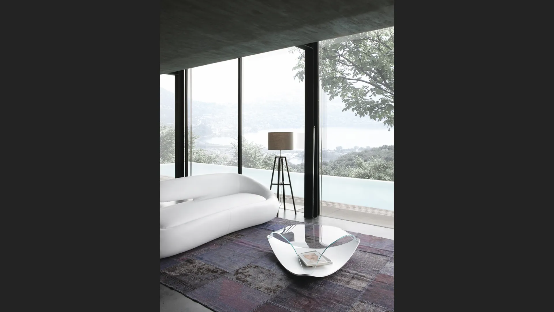 Tavolino di design Quiet con top in vetro curvato e base in laccato bianco opaco Tonin Casa