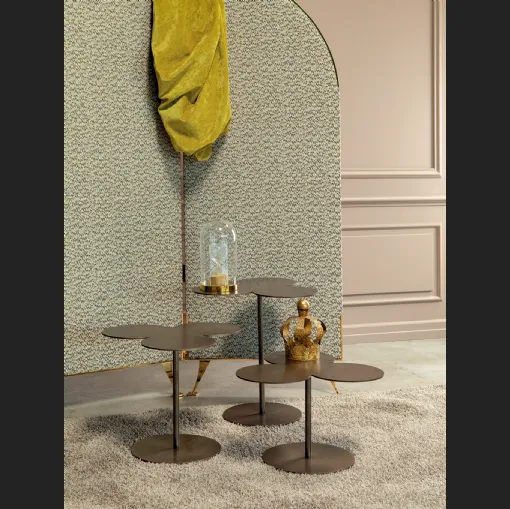 Tavolino Ryazka in metallo con top a forma di trifoglio di Tonin Casa