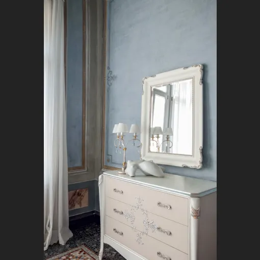 Specchio con cornice sagomata in legno laccato Vismara di Tonin Casa