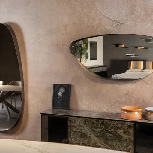 Specchio di design dalle linee morbide e dinamiche con cornice curva in acciaio verniciato Vogue di Tonin Casa