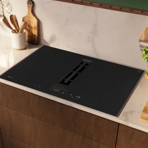 Piano a induzione con cappa integrata con profili di NEFF