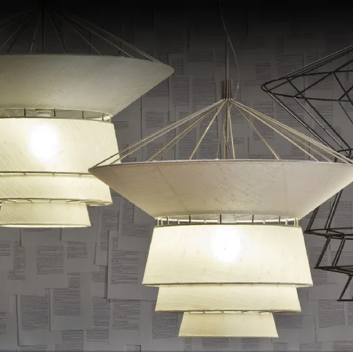 Lampada a sospensione costituita da una griglia tridimensionale in acciaio verniciato parzialmente rivestita in tessuto Bolero di Cattelan Italia