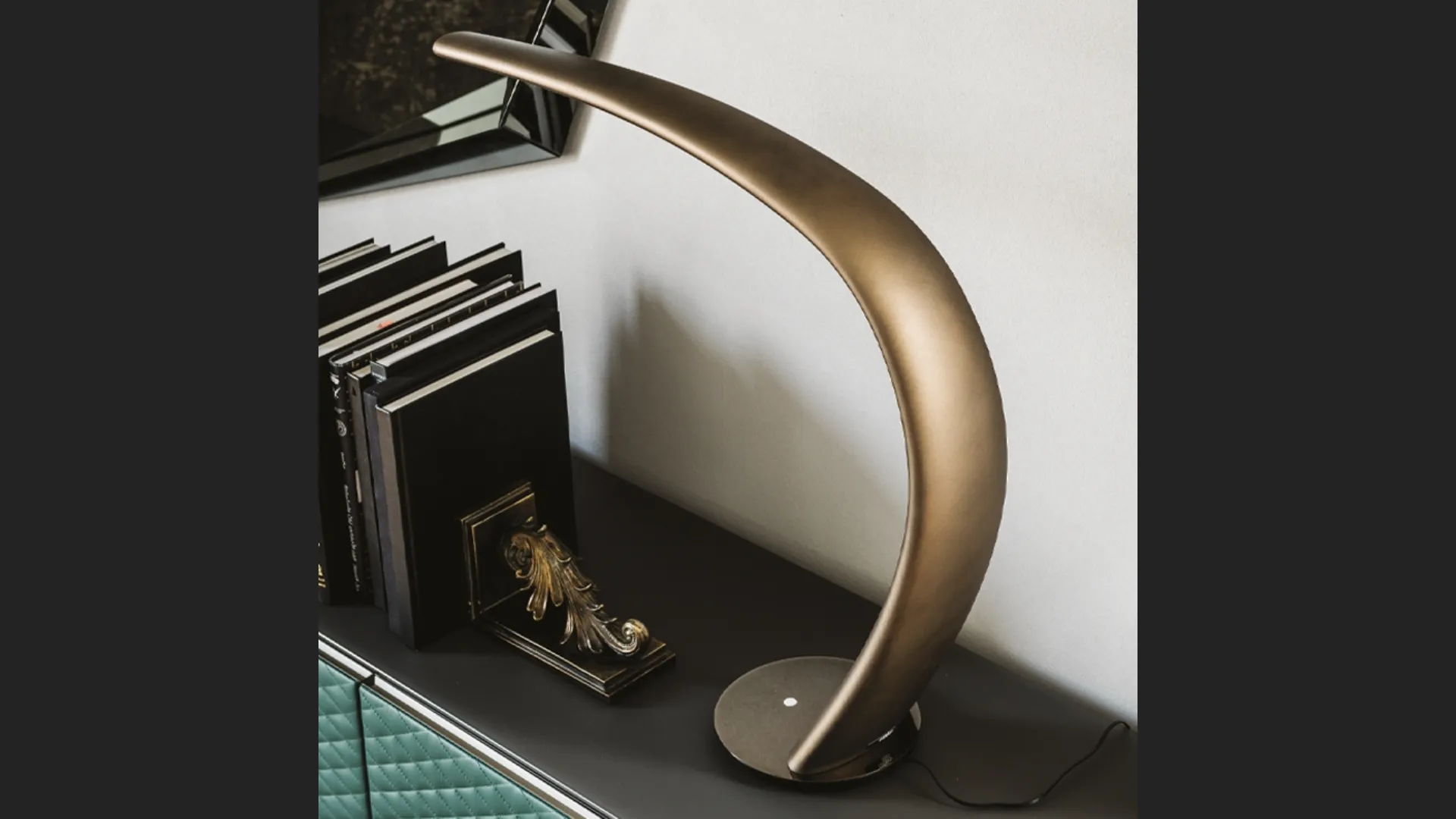 Lampada da tavolo in poliuretano con base in acciaio Mamba di Cattelan Italia