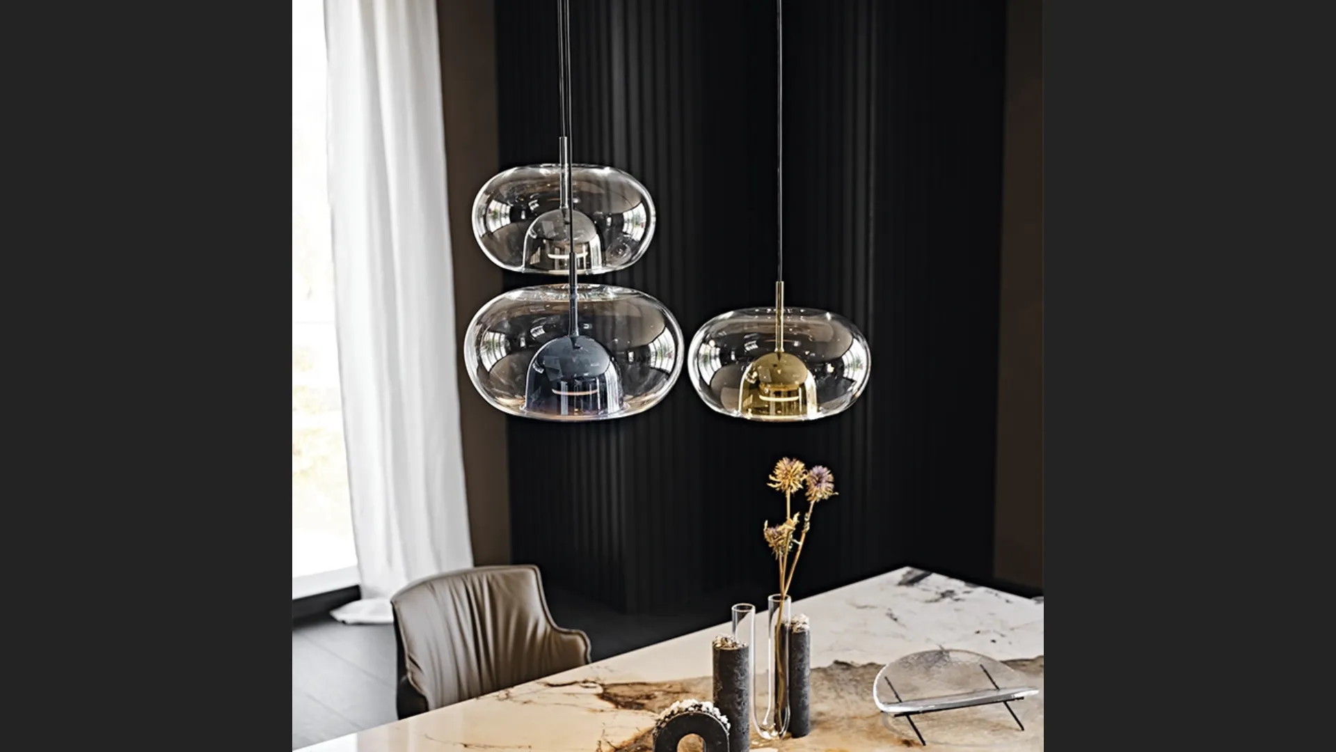 Lampada a sospensione con paralume in vetro borosilicato trasparente e calotta interna in vetro borosilicato verniciato Coimbra di Cattelan Italia