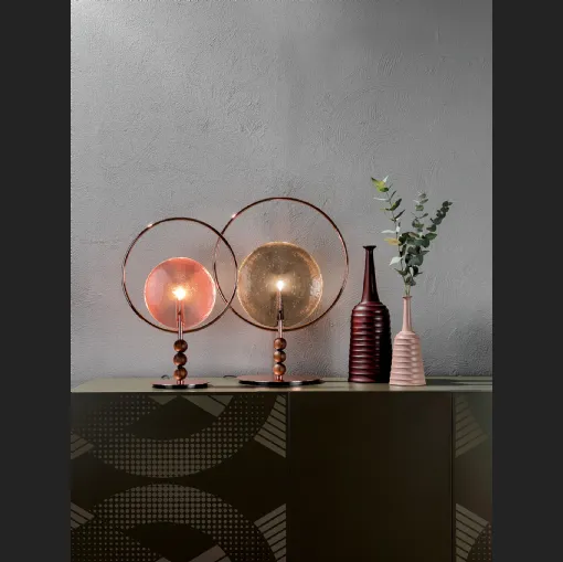 Lampada da tavolo con struttura in metallo cromato che contorna un diffusore in vetro in fusione con dettagli in legno massello Dreamy di Tonin Casa