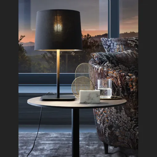 Lampada da tavolo Hygge con paralume in tessuto e base in metallo di Le Comfort