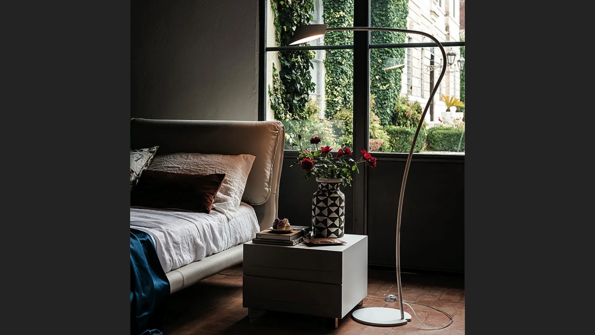 Lampada da terra in acciaio cromato Little Flag di Cattelan Italia