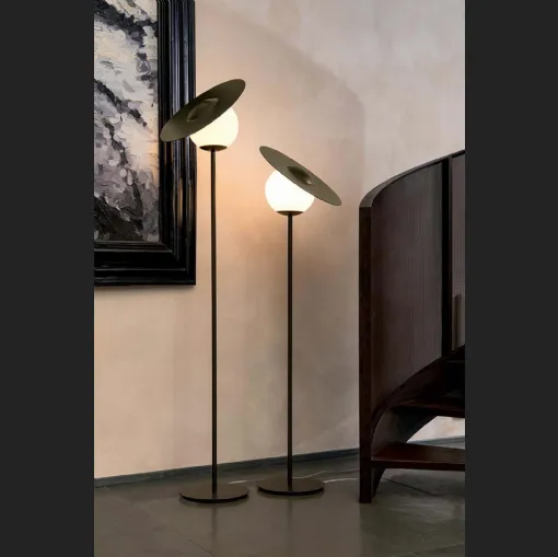 Lampada da terra Miss in metallo con diffusore tondo in vetro satinato di Tonin Casa 