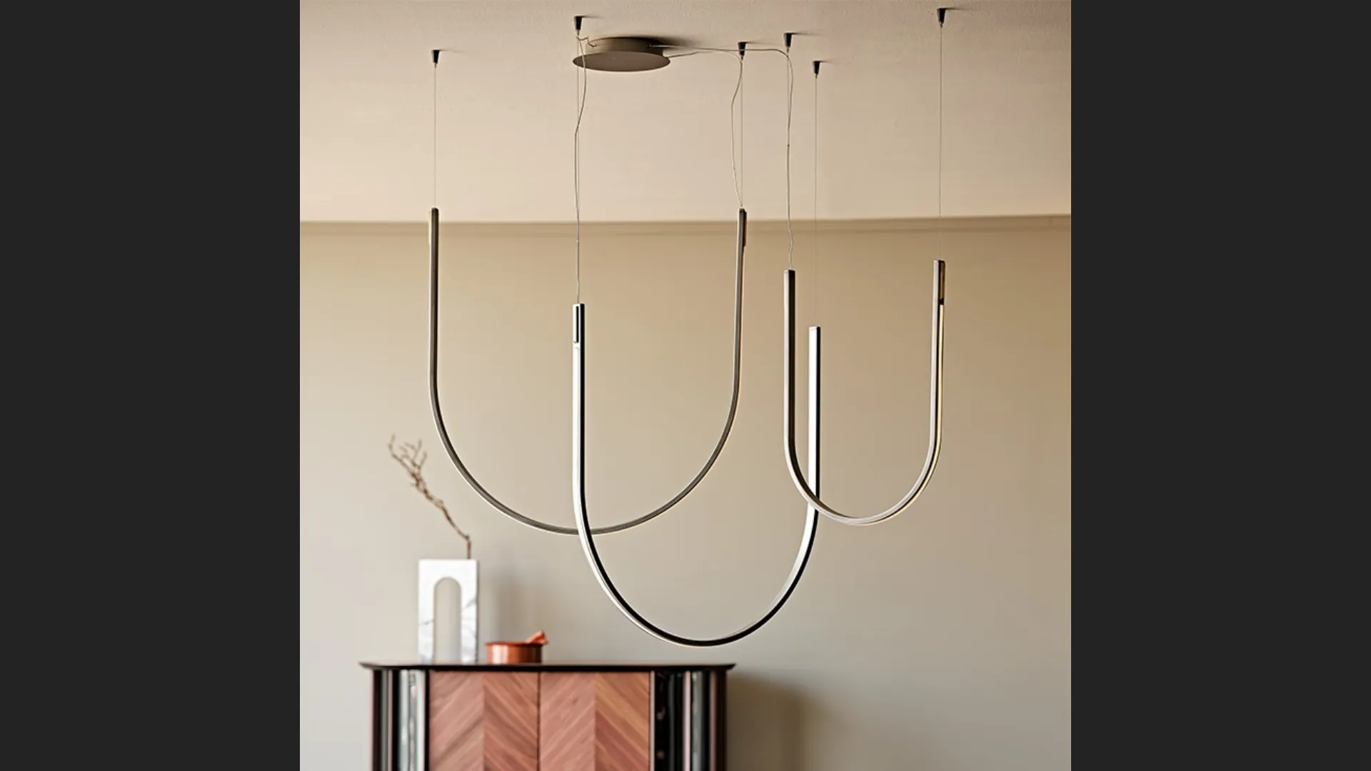 Lampada a sospensione con struttura in acciaio verniciato iron grey satinato e particolari in ottone Nahun di Cattelan Italia