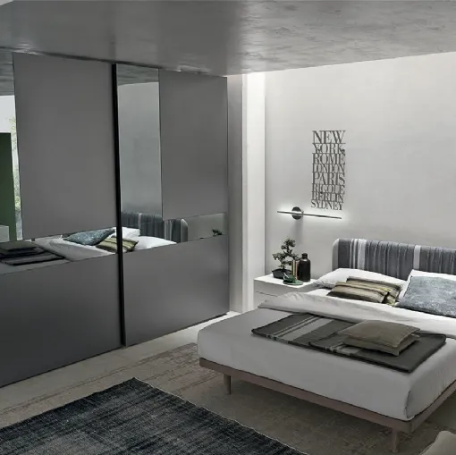 Armadio Cristal in laccato opaco antracite con ante specchio grigio e grigio satinato di Tomasella