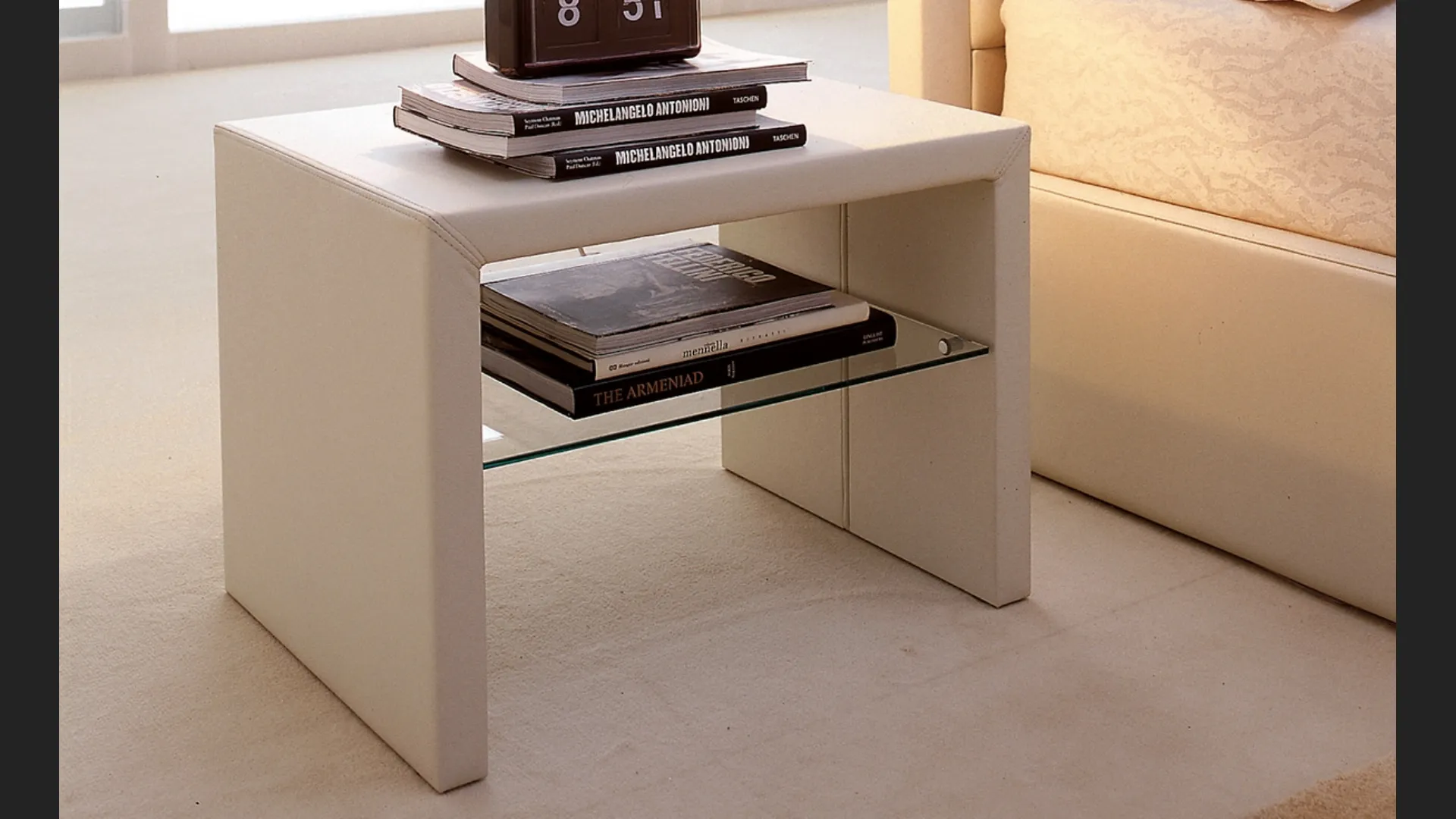 Comodino in legno rivestito in pelle Dorian di Cattelan Italia