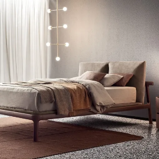 Letto in legno massello con testiera in tessuto imbottito Fushimi di Pianca