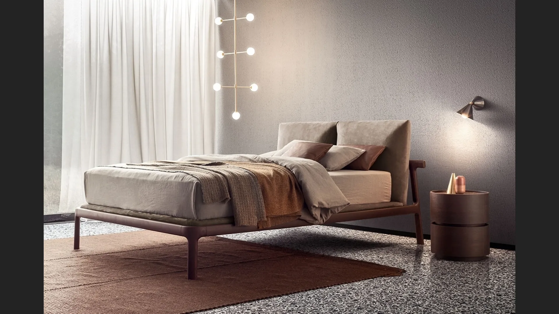 Letto in legno massello con testiera in tessuto imbottito Fushimi di Pianca