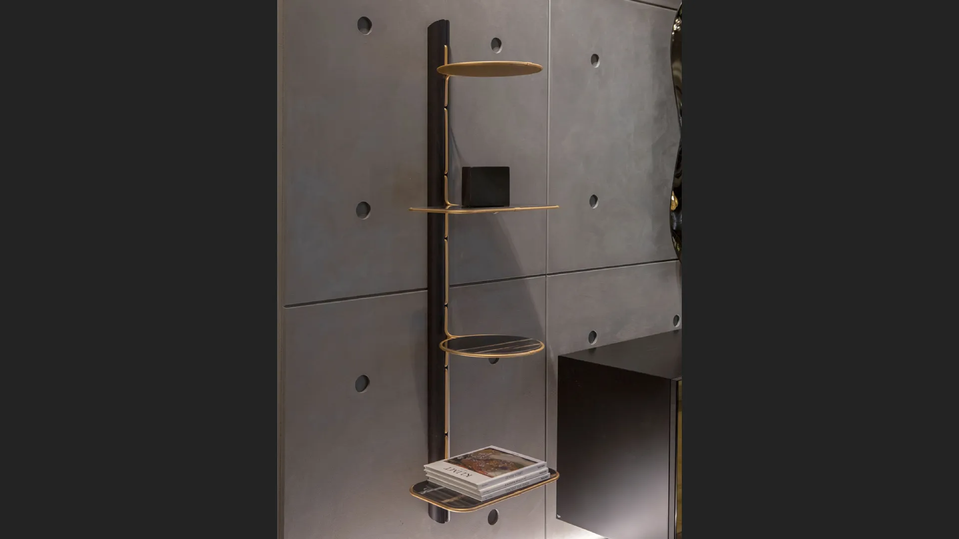 Libreria sospesa di design in legno con ripiani in grès porcellanato Icon di Tonin Casa