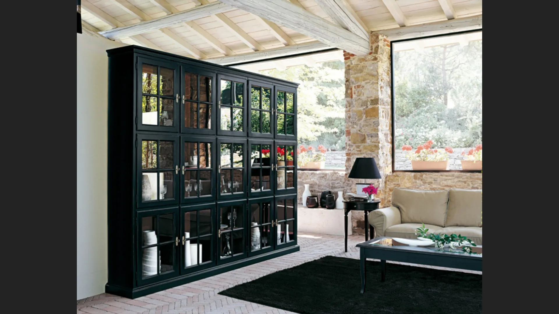 Libreria a muro Valeria in legno laccato con ante in vetro e legno di Tonin Casa