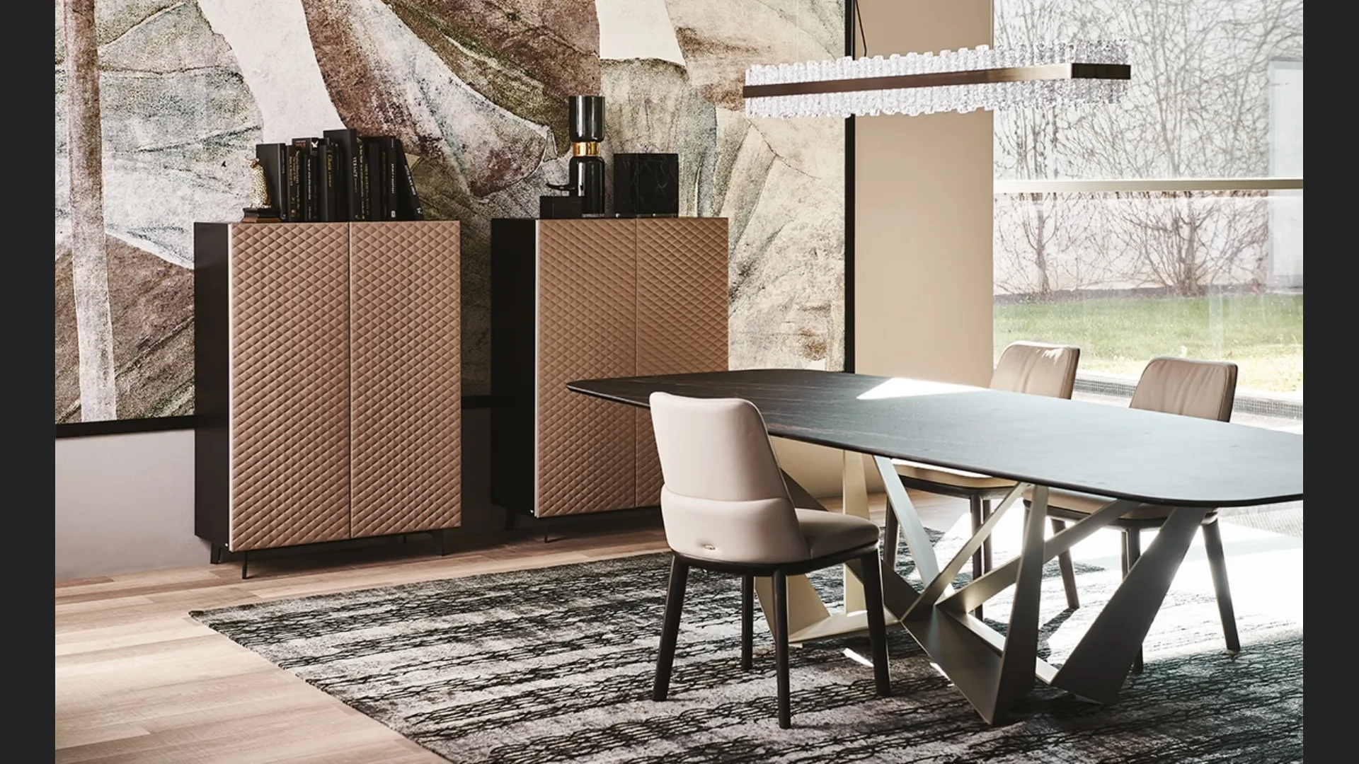 Madia in legno goffrato con base in acciaio e ante in ecopelle Tiffany di Cattelan Italia