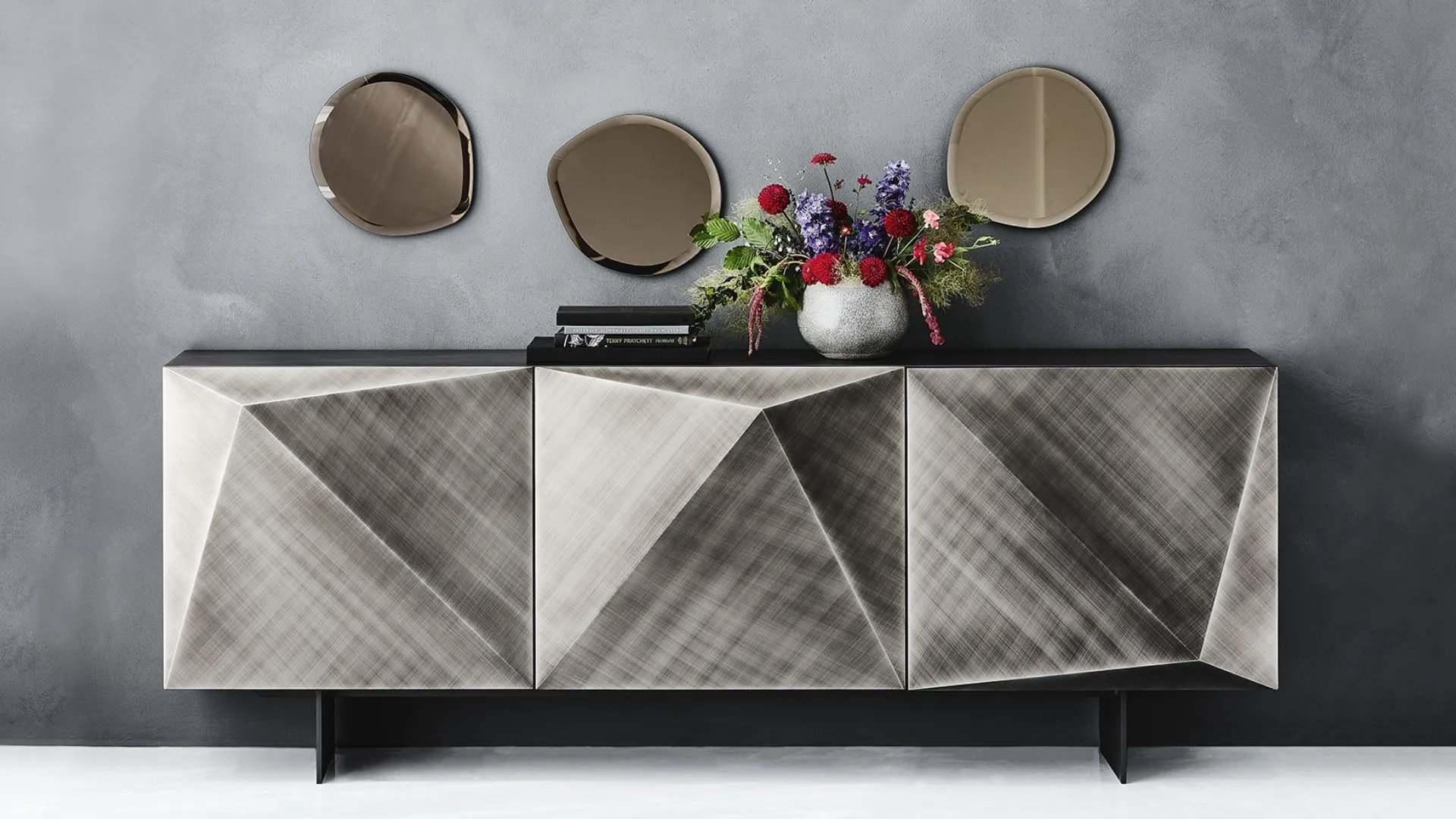 Madia Kayak in laccato Brushed Grey con piedini in acciaio di Cattelan Italia