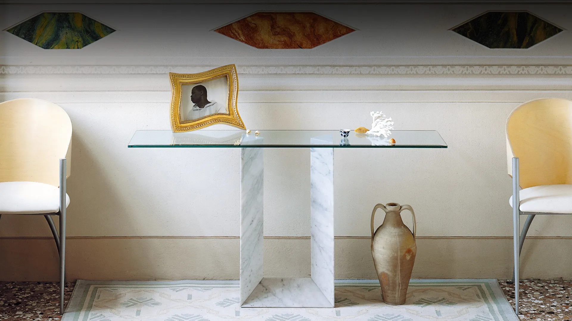 Consolle con piano in cristallo e base in marmo Diapason di Cattelan Italia
