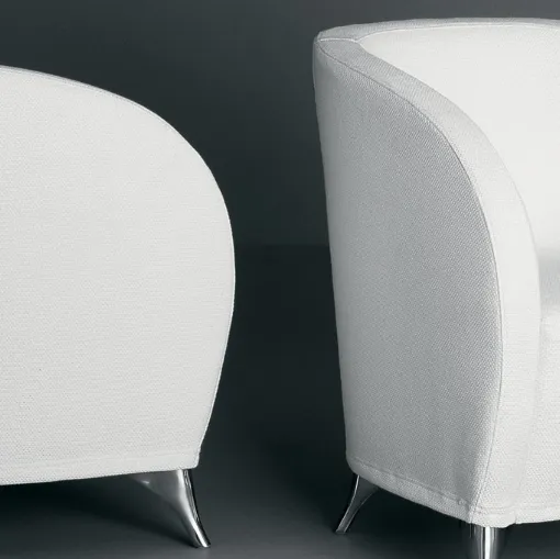 Poltroncina in tessuto con piedini in metallo Sesam di Deas
