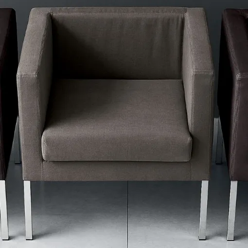 Poltroncina Street rivestita in tessuto o pelle con struttura in metallo di Deas