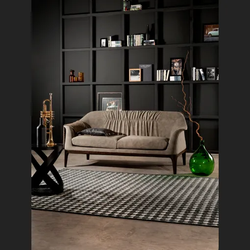 Divano lineare Tiffany sofa in tessuto con struttura in legno di Tonin Casa