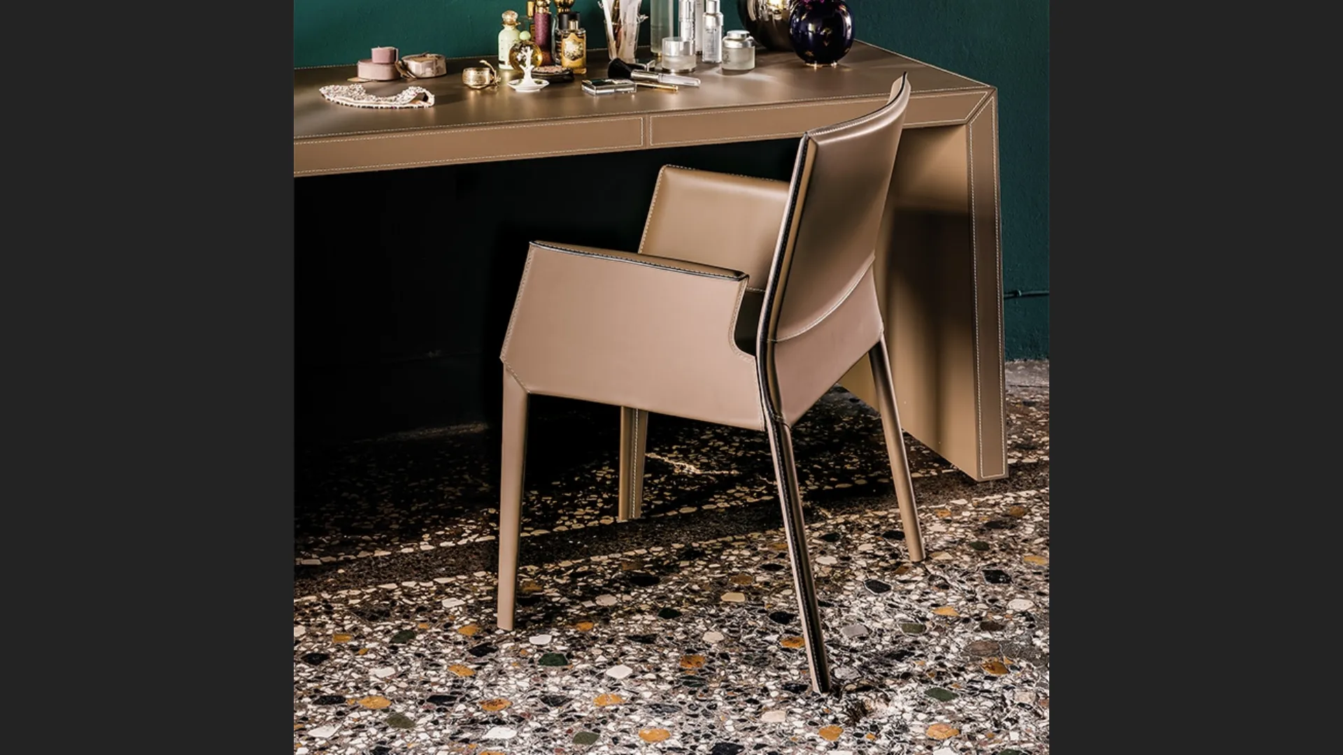 Sedia in cuoio con braccioli Margot Cattelan Italia