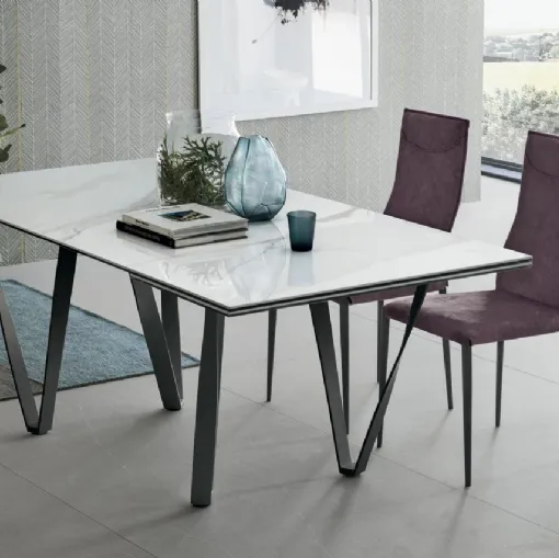 Sedia Diva in tessuto con struttura in metallo antracite di Sedit