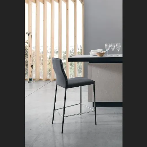 Sgabello Diva in tessuto con struttura in metallo antracite di Sedit